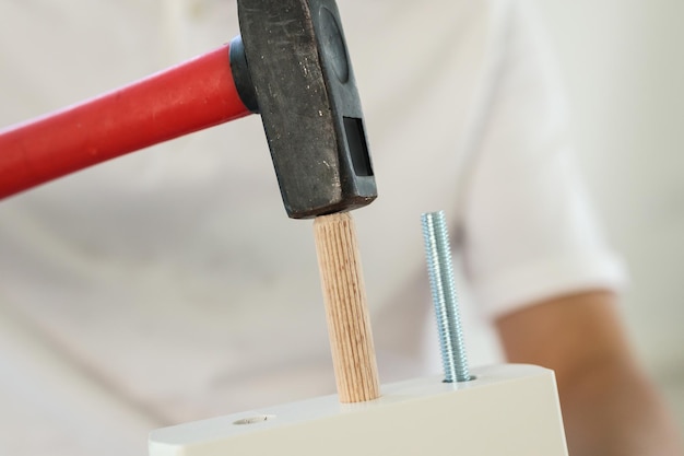 Homme assemblant des meubles à la maison