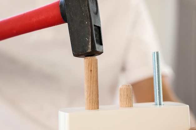 Homme assemblant des meubles à la maison