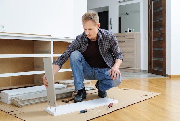 Homme, assembler des tiroirs à la maison