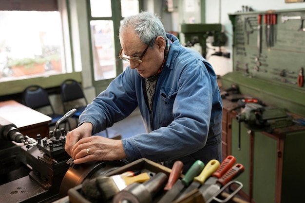 Homme assidu faisant son travail dans un atelier industriel