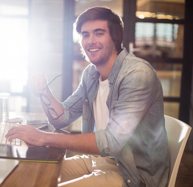 homme assis au bureau