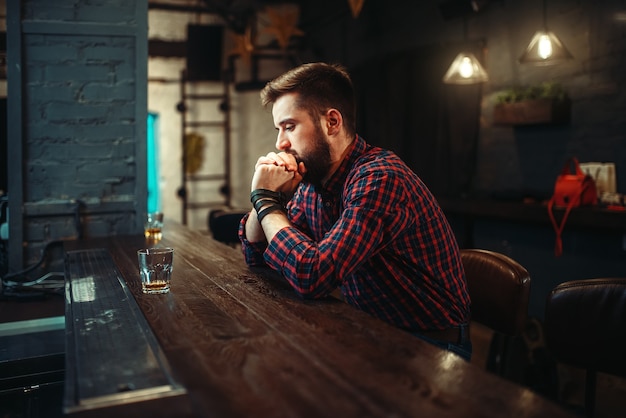 Homme Assis Au Comptoir Du Bar Et Boire De L'alcool