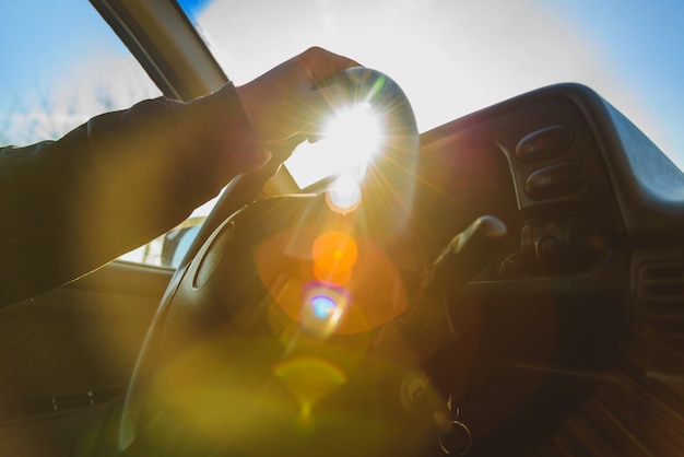 Homme assis au volant de sa voiture