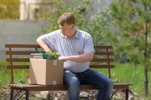 Photo un homme assis sur un banc dans un parc.