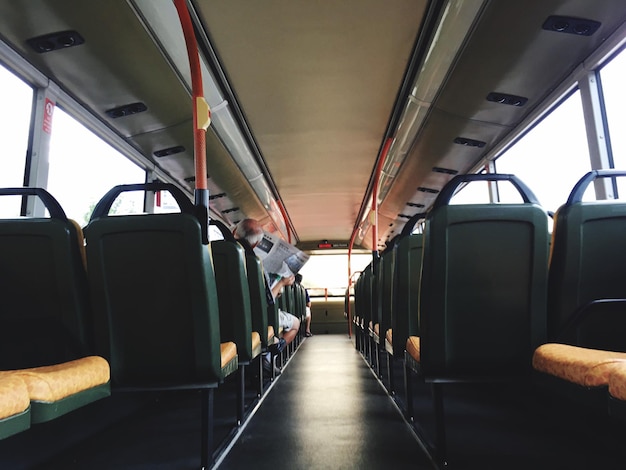 Un homme assis dans un bus