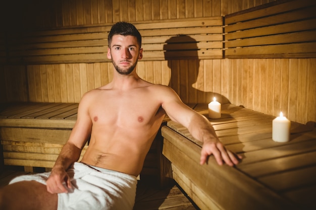 Homme assis dans un sauna