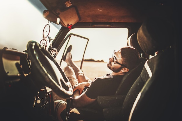 Un homme assis dans une voiture.