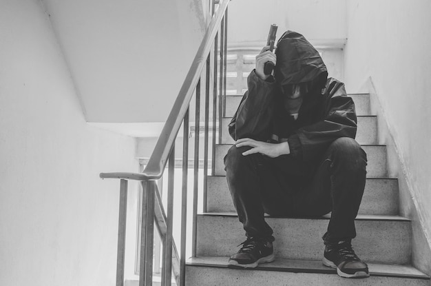 Photo un homme assis sur l'escalier