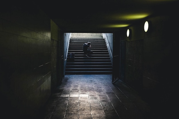 Un homme assis sur l'escalier