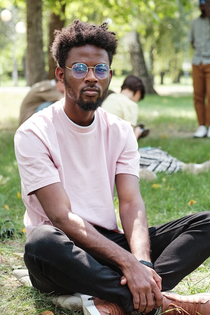 Homme assis sur l'herbe dans le parc