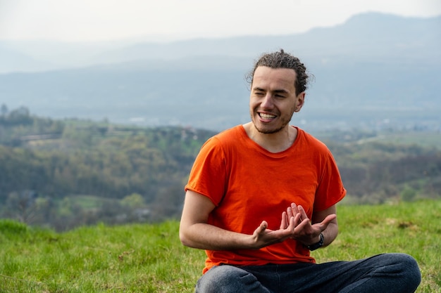 Homme assis sur la montagne et disant quelque chose