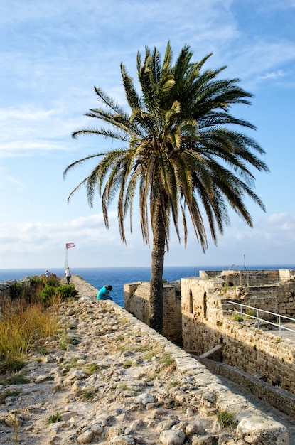 Homme assis sur les ruines d'un château à Kyrenia