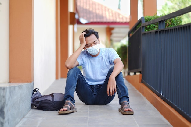 Un homme assis seul se sentant triste, déprimé, stressé