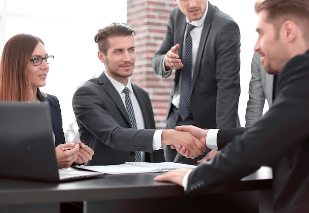 Homme assis à table de bureau réunion avec ses collègues