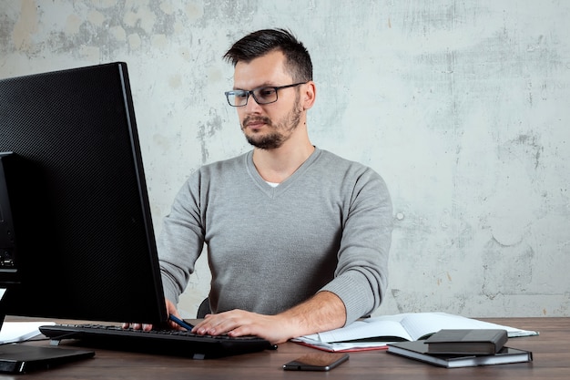 homme assis à une table dans le bureau