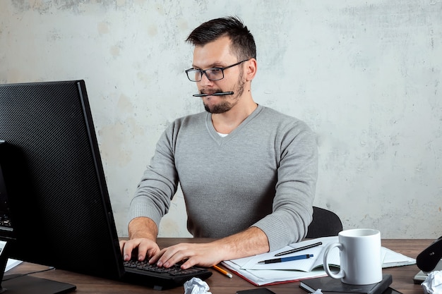 homme assis à une table dans le bureau