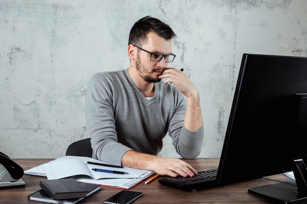 homme assis à une table dans le bureau