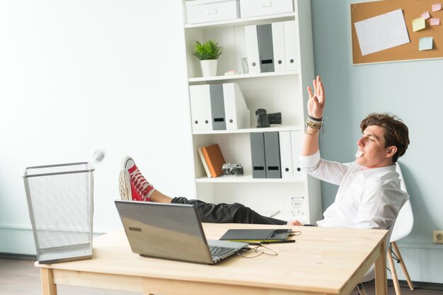 Photo un homme assis sur une table à la maison.