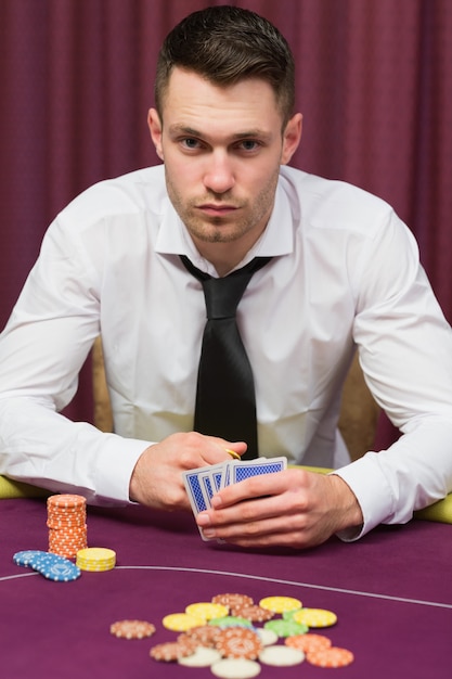 Homme assis à la table de poker