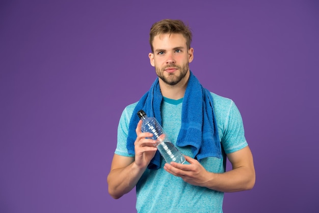 Homme Assoiffé. L'athlète Tient La Bouteille. Hydratation Du Corps. Boisson Vitaminée Rafraîchissante Après Un Bon Entraînement. L'homme Athlétique Tient Une Bouteille D'eau. Un Bel Athlète Boit De L'eau. Bilan Hydrique. Sport Pour Mieux Vivre.