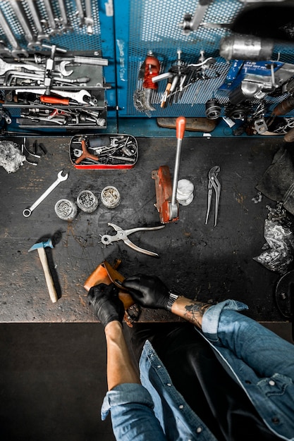 Photo homme en atelier de création de vélo