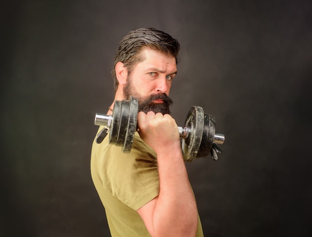 Homme athlète s'entraînant avec des haltères au gymnase Fitness Sportif musclé avec haltère Homme fort