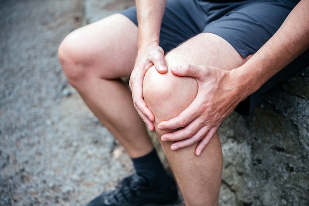 Un homme athlète souffrant de douleurs au genou par syndrome de douleur fémoro-patellaire