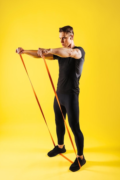 Homme athlétique avec un corps musclé en forme s'entraînant en studio