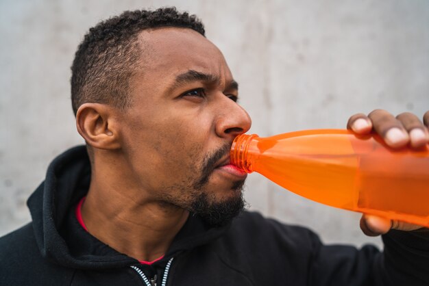 Homme athlétique eau potable