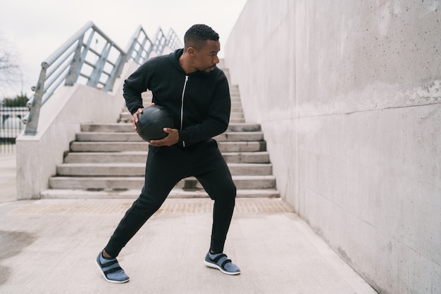 Homme athlétique faisant l'exercice de boule de mur.