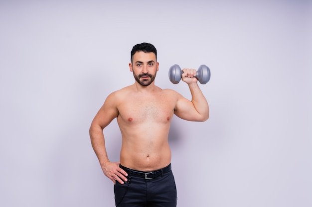 Homme athlétique faisant des exercices avec un haltère au biceps sur fond blanc force et motivation