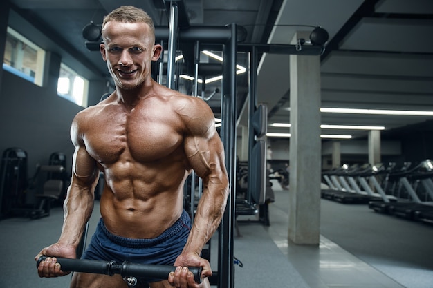 Homme athlétique de puissance caucasienne, formation de pompage des muscles biceps