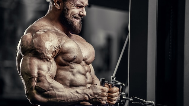 Homme athlétique de puissance caucasienne, formation de pompage des muscles du biceps. Bodybuilder fort