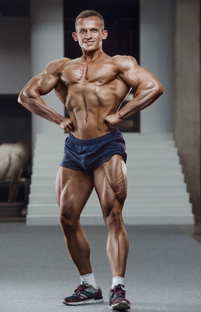 Homme athlétique de puissance du Caucase, formation de pompage des muscles quadriceps de la jambe