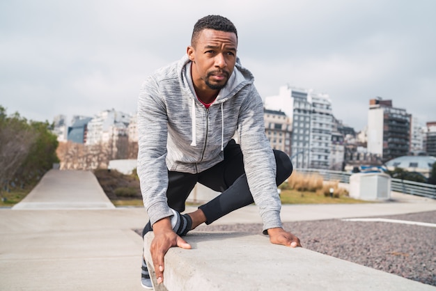 Photo homme athlétique qui s'étend avant l'exercice.