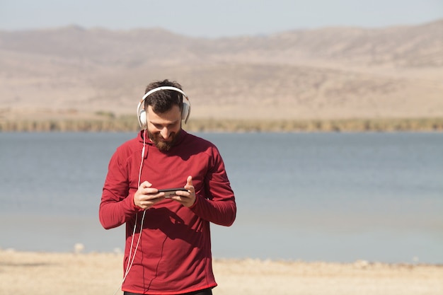 Homme athlétique en tenue de sport avec un casque