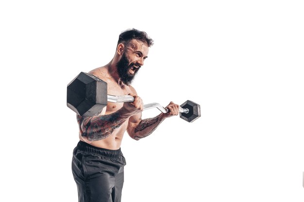 Homme athlétique torse nu faisant des exercices de biceps avec haltères sur wh