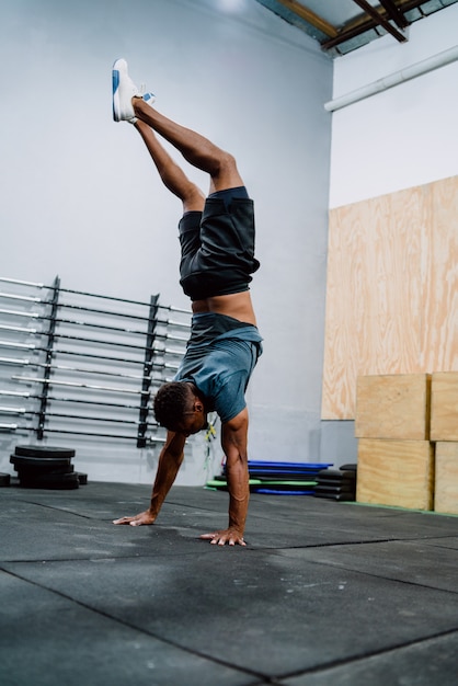 Homme athlétique travaillant au gymnase.