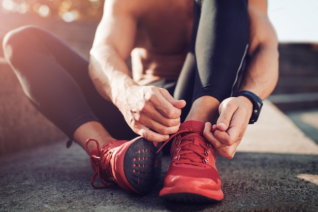 Homme attachant des chaussures de jogging