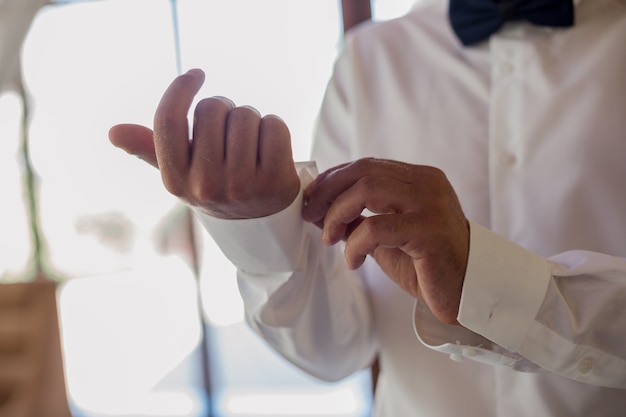 Photo l'homme attache ses manches dans une chemise