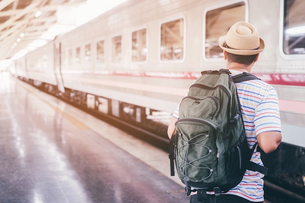 Un homme attend la gare Lifestyle