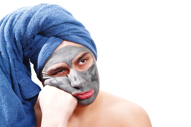 L'homme Attend Que Le Masque Sèche Sur La Peau