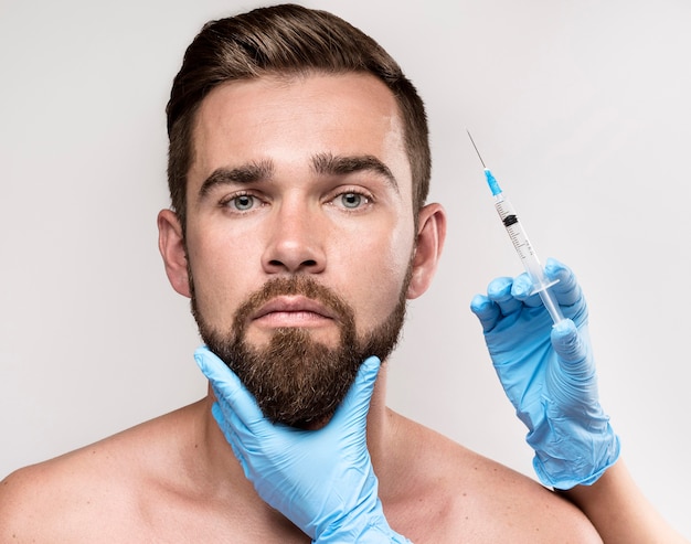 Homme en attente d'être injecté