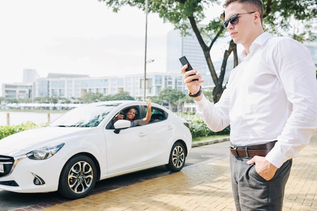 Homme en attente d'un taxi