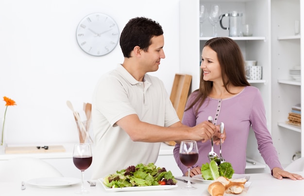 Homme attentionné servant de la salade à sa petite amie