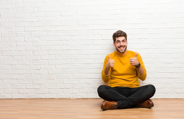 homme avec une attitude joyeuse, insouciante et rebelle, plaisantant et tirant la langue, s'amusant