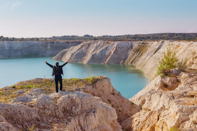 Homme au bord de la carrière de craie