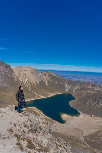 Un homme au bord de la falaise du volcan nevado de toluca