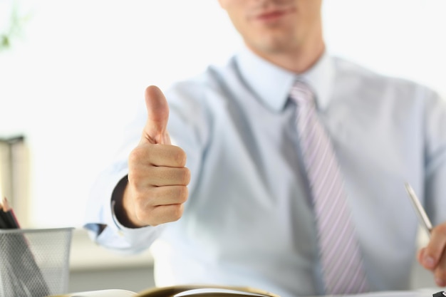 L'homme au bureau montre un gros plan de geste ok