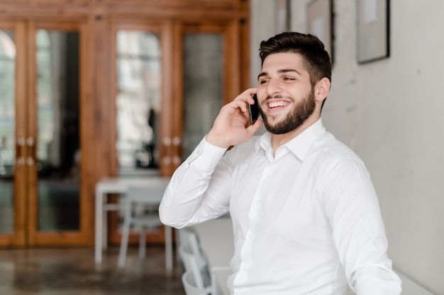 Homme au bureau parle au téléphone